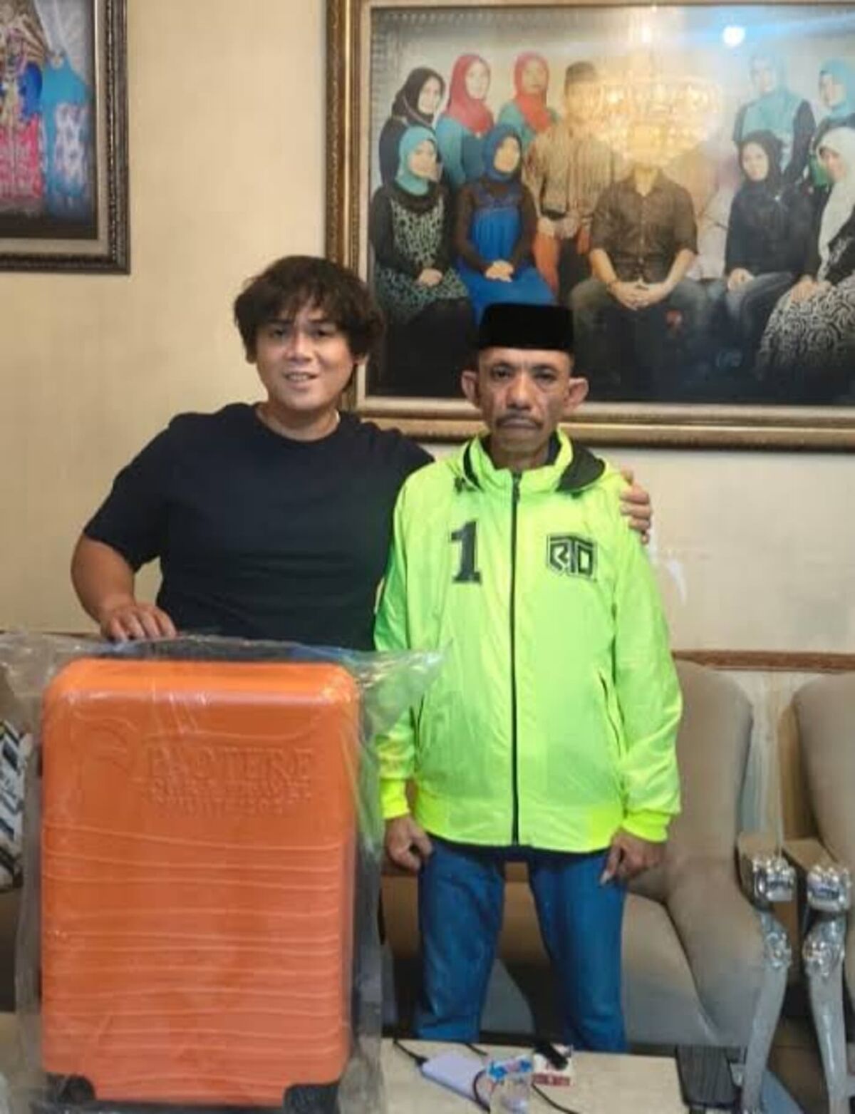 IST
BERSAMA KETUA--Rachmat Taqwa Qurais bersama  Ketua RT di Kelurahan Camba Berua Dg Roneng
