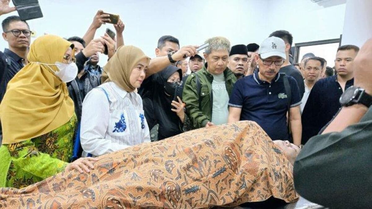 IST
MELAYAT--Wakil wali kota Makassar terpilih, Aliyah Mustika Ilham, melayat jenazah Nurhasan di rumah sakit Islam Jakarta, Rabu (15/1), sementara Nurhasan ketika masih hidup (insert)
