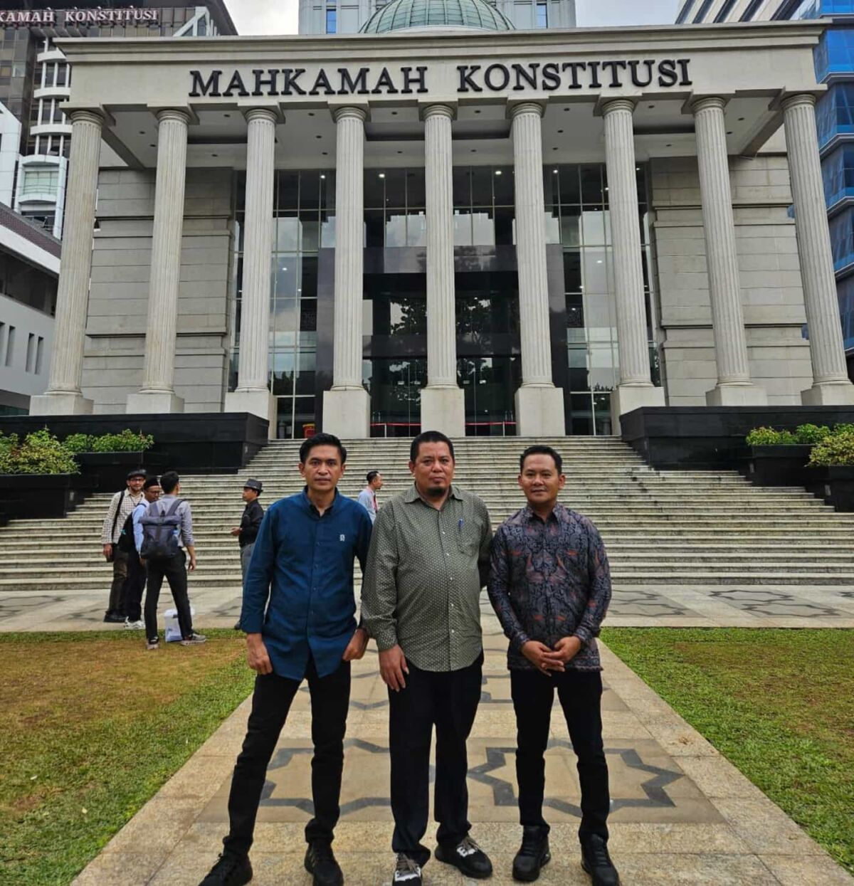 IST
HADIRI SIDANG--Ketua dan Anggota KPU Pirnang ketika menghadiri sidang pendahuluan yang berlangsung di Gedung Mahkamah Konstitusi (MK) di  Jakarta
