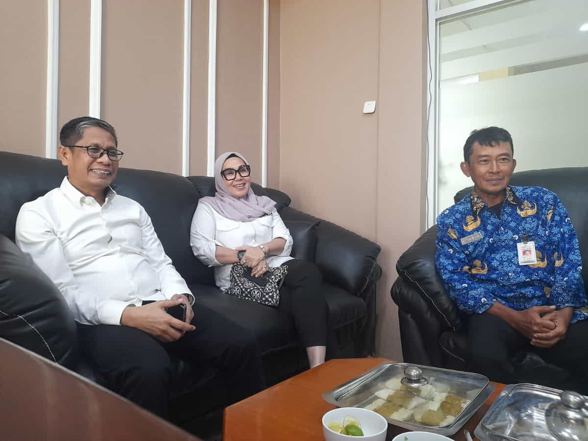 BKM/SITUJU
TERIMA KUNJUNGAN--Sekretaris DPRD Sulsel M Jabir menerima kunjungan silaturahmi mantan Ketua DPRD Sulsel Andi Ina Kartika Sari serta mantan Ketua Komisi A DPRD Sulsel Selle KS Dalle 
