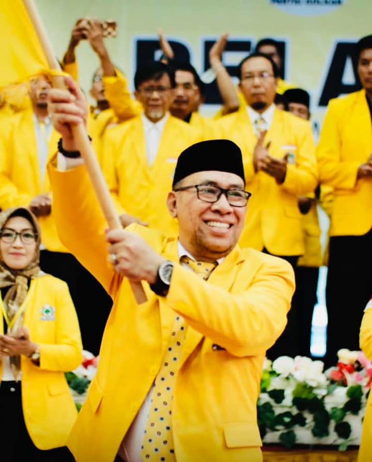 IST
KETIKA DILANTIK--Nirwan Arifuddin ketika dilantik oleh Taufan Pawe sebagai Ketua DPD II Golkar Kabupaten Bulukumba
