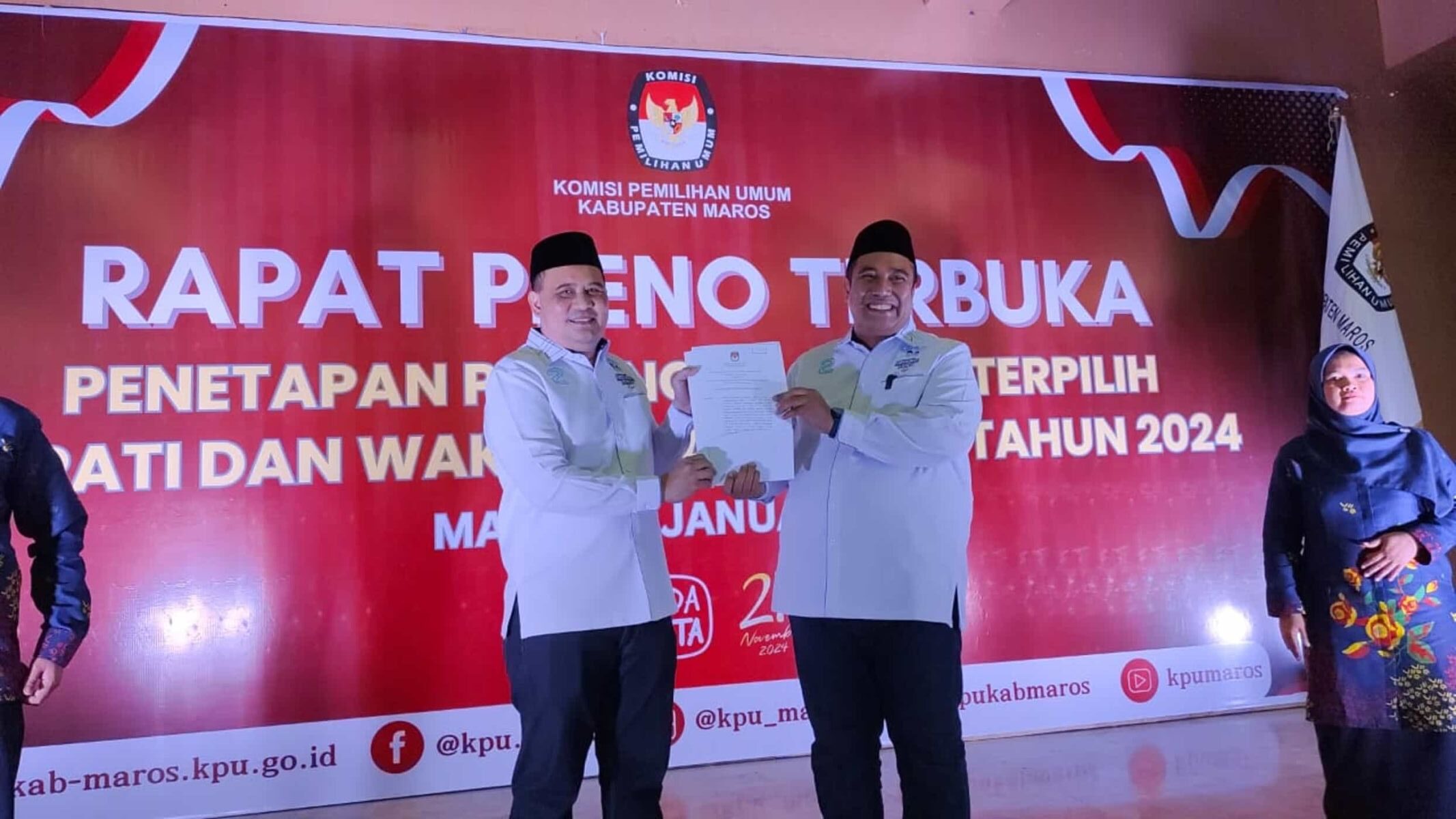 IST
USAI DITETAPKAN--Pasangan bupati dan wakil bupati Maros terpilih AS Chaidir Syam-Muetazim Mansyur usai ditetapkan sebagai Bupati dan Wakil Bupati dalam rapat pleno KPU, Kamis (9/1)
