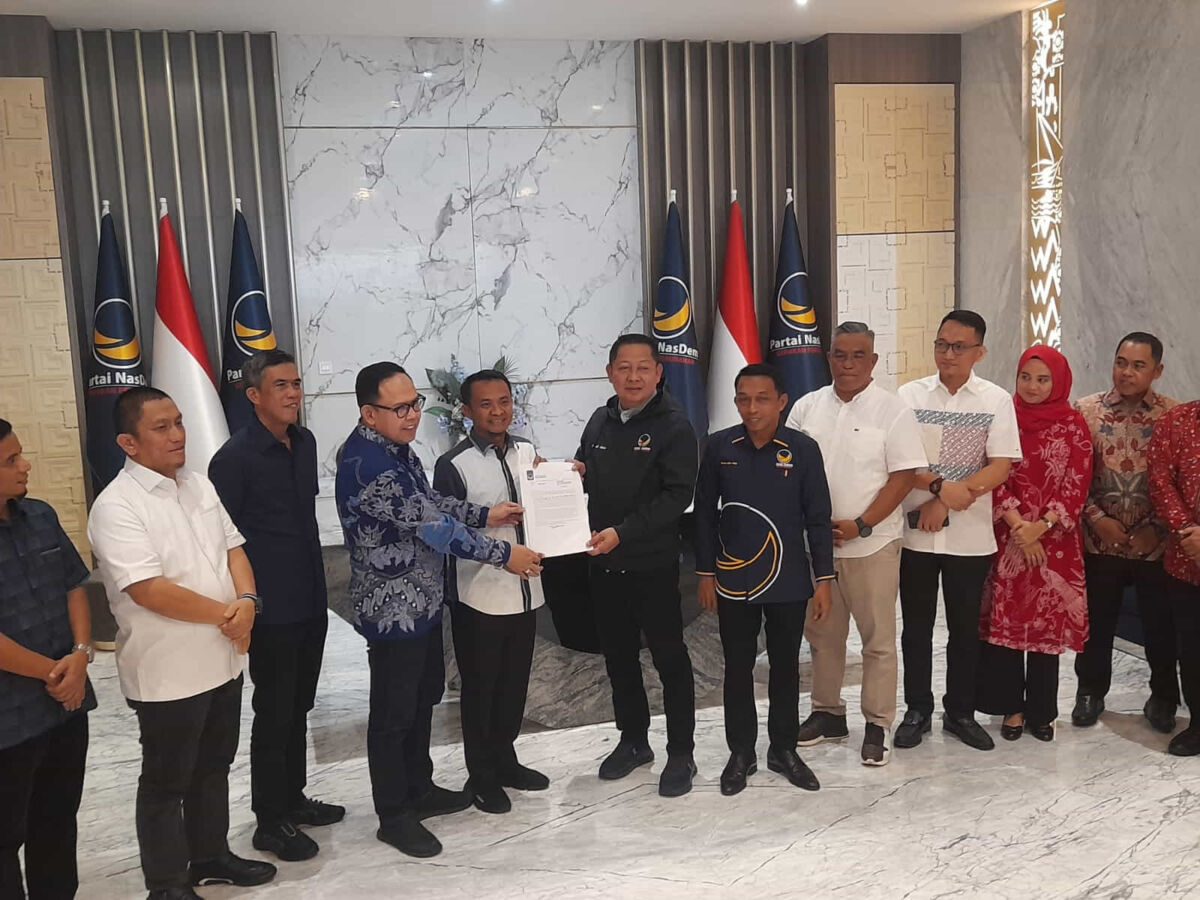 
BKM/SITUJU
BERTEMU CALON--Ketua DPW Partai Nasdem RMS bersama sekretaris Syaharuddin Alrif ketika bertemu bakal calon bupati dan wakil bupati di kantor DPW Nasdem Sulsel jalan Metro Tanjung Bunga Makassar 
