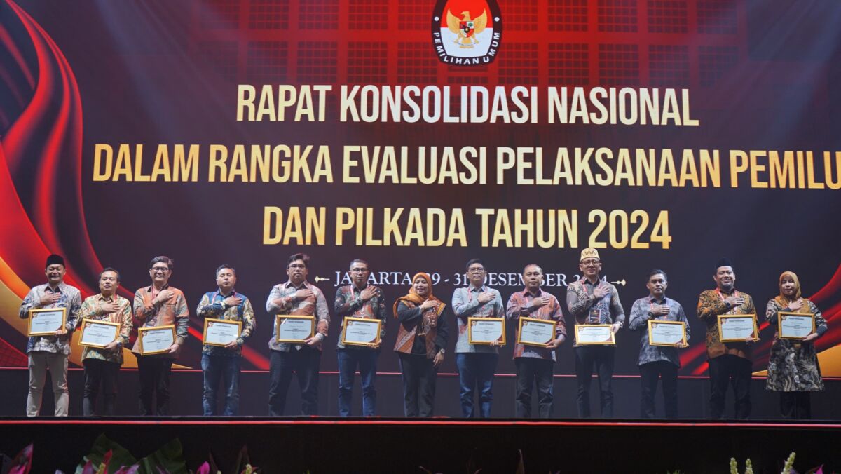 IST
TERIMA PENGHARGAAN--Komisinoer KPU Sulsel usai menerima penghargaan yang diserahkan KPU RI dalam Rakornas yang berlangsung di Ancol, Jakarta, Senin (30/12)
