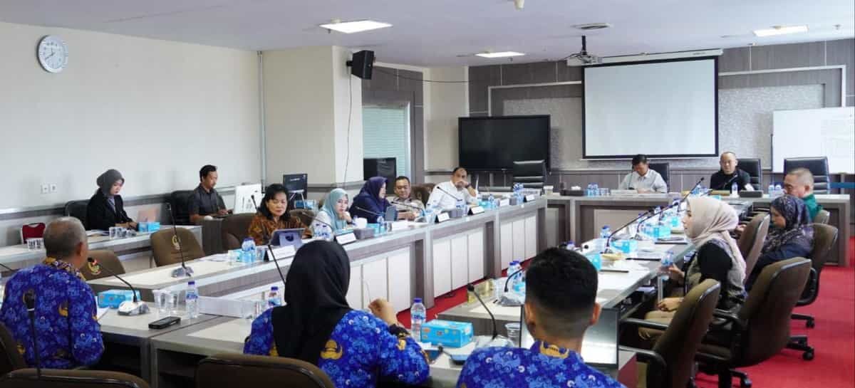 IST
RAPAT KERJA--Dua pimpinan Komisi E DPRD Sulsel yakni dr. Fadly Ananda dan Sofyan Syam menggrelar rapat kerja bersama Kepala Dinas Pemuda dan Olahraga Sulsel, Suherman, dengan jajarannya
