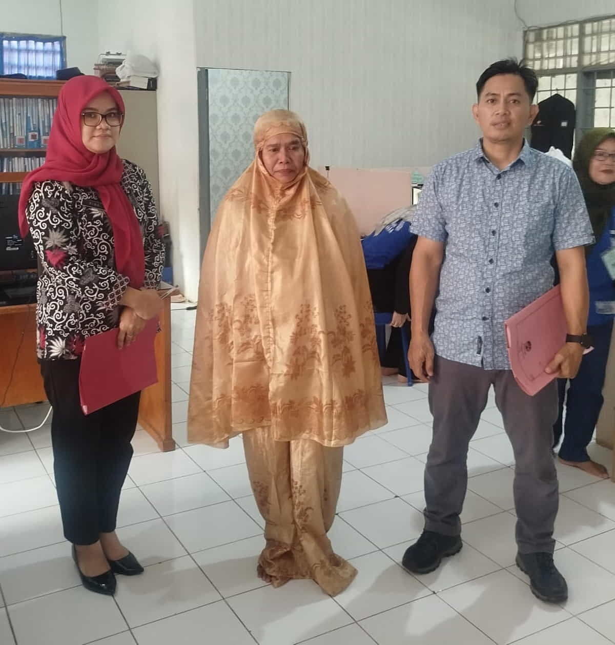 IST 
TANGKAP -- Nurlela Dg Caya setibanya di kantor Kejari Gowa usai ditangkap di Jeneponto. 
