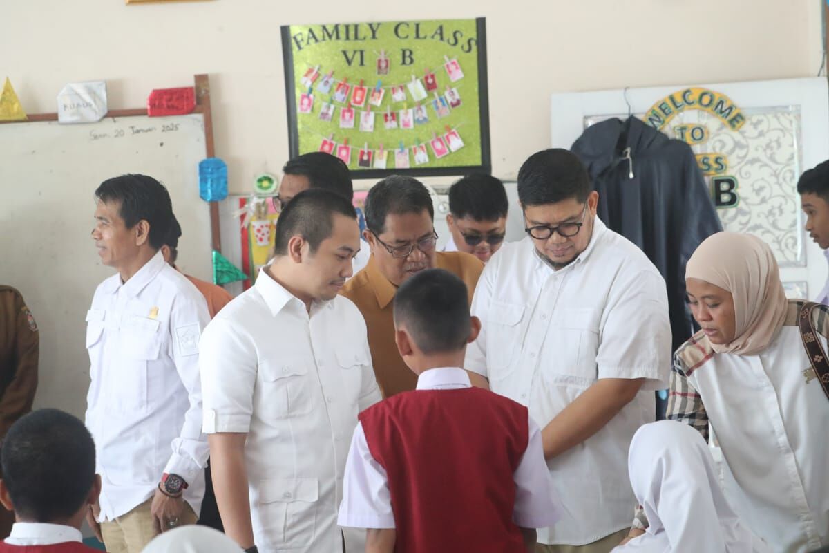 IST
MEMANTAU PROGRAM--Fraksi Gerindra DPRD Makassar turun langsung memantau pelaksanaan program Makan Bergizi Gratis (MBG) di sejumlah sekolah di Makassar, Senin (20/1)
