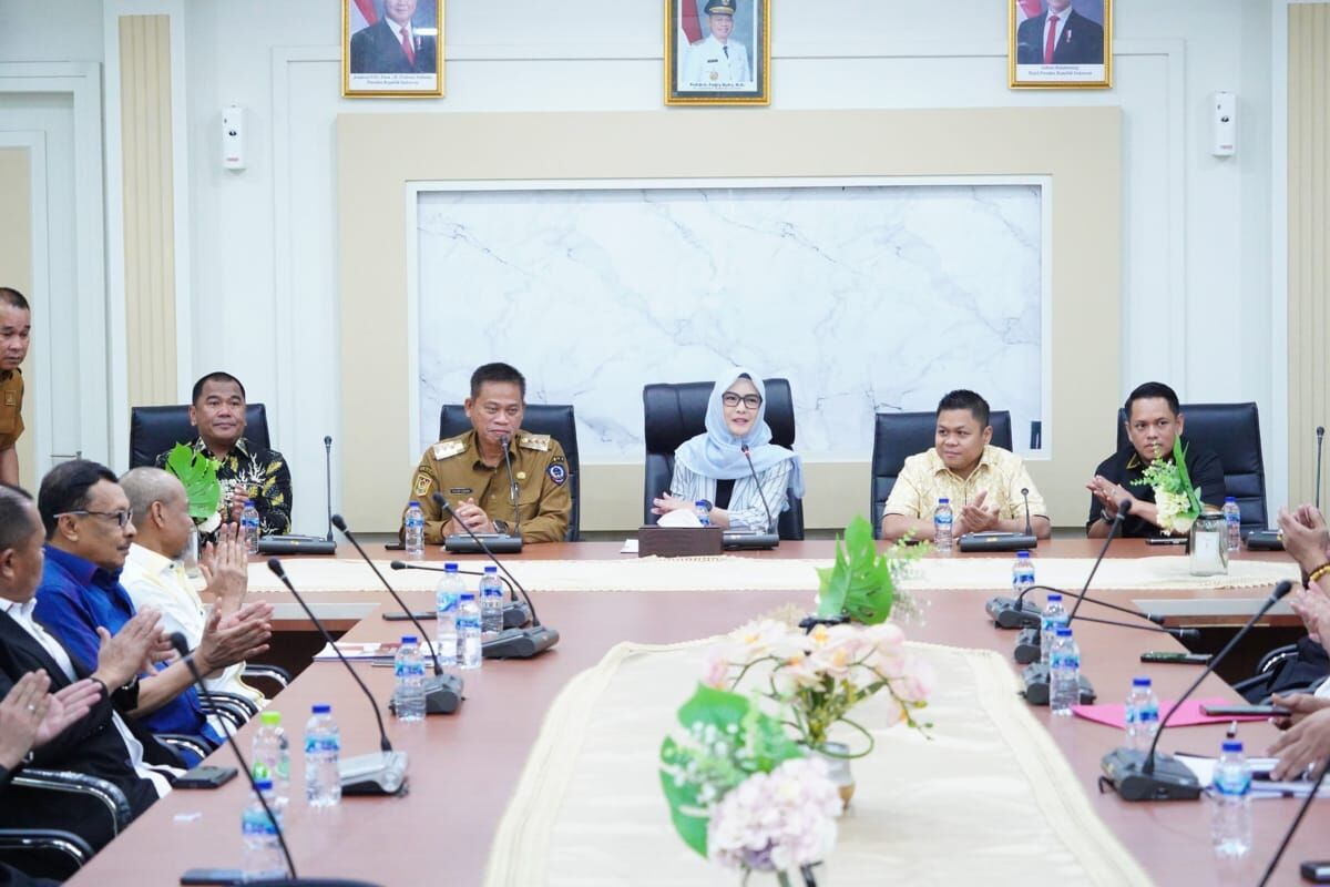 IST
MENYAMBUT--Ketua DPRD Sulsel, Andi Rachmatika Dewi didampingi para wakil ketua DPRD Sulsel, masing-masing Rahman Pina, Yasir Machmud, serta Supriadi Arif serta seluruh ketua fraksi dan ketua komisi yang ada di DPRD Sulsel menyambut kedatangan Pj Gubernur Prof Fadjry Djufry 
