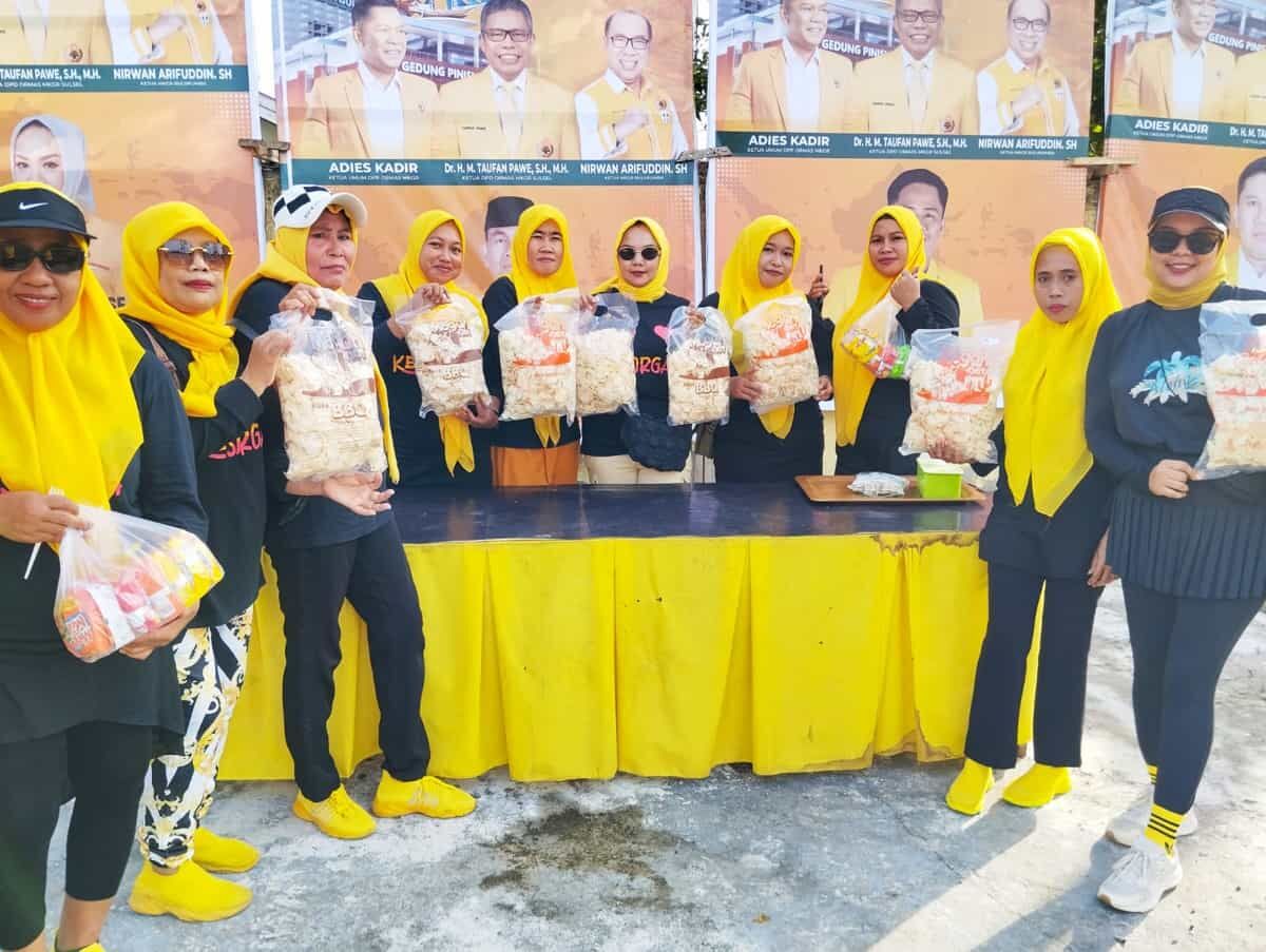 IST
BERSAMA AL-HIDAYAH--Ketua DPD II Partai Golkar Bulukumba Nirwan Arifuddin bersama pengurus Al-Hidayah yang telah terbentuk
