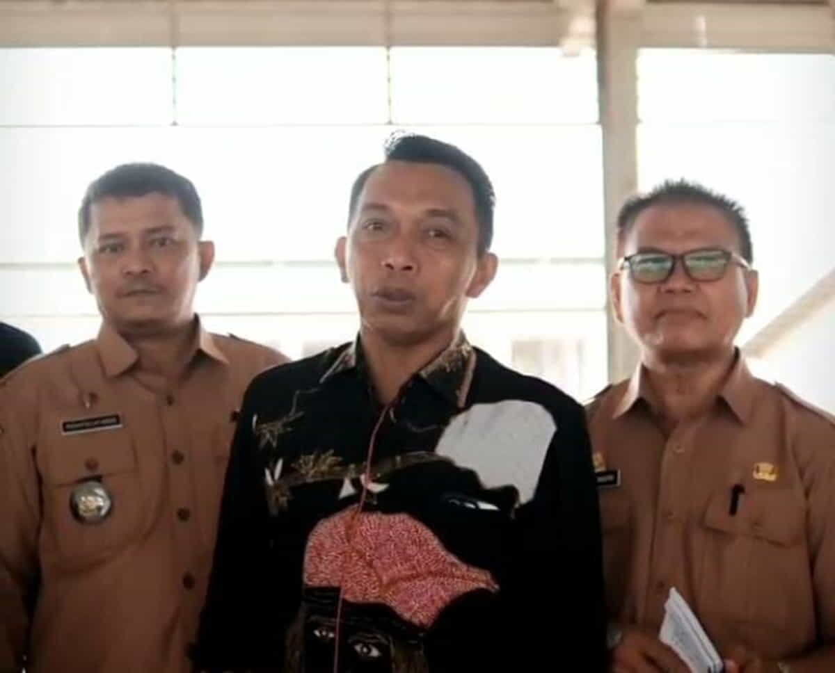 IST
BERI KETERANGAN--Bupati Sindrap terpilih H Syaharuddin Alrif memberikan keteranan terkait Pasar Batu Lappa di Kecamatan Watang Pulu
