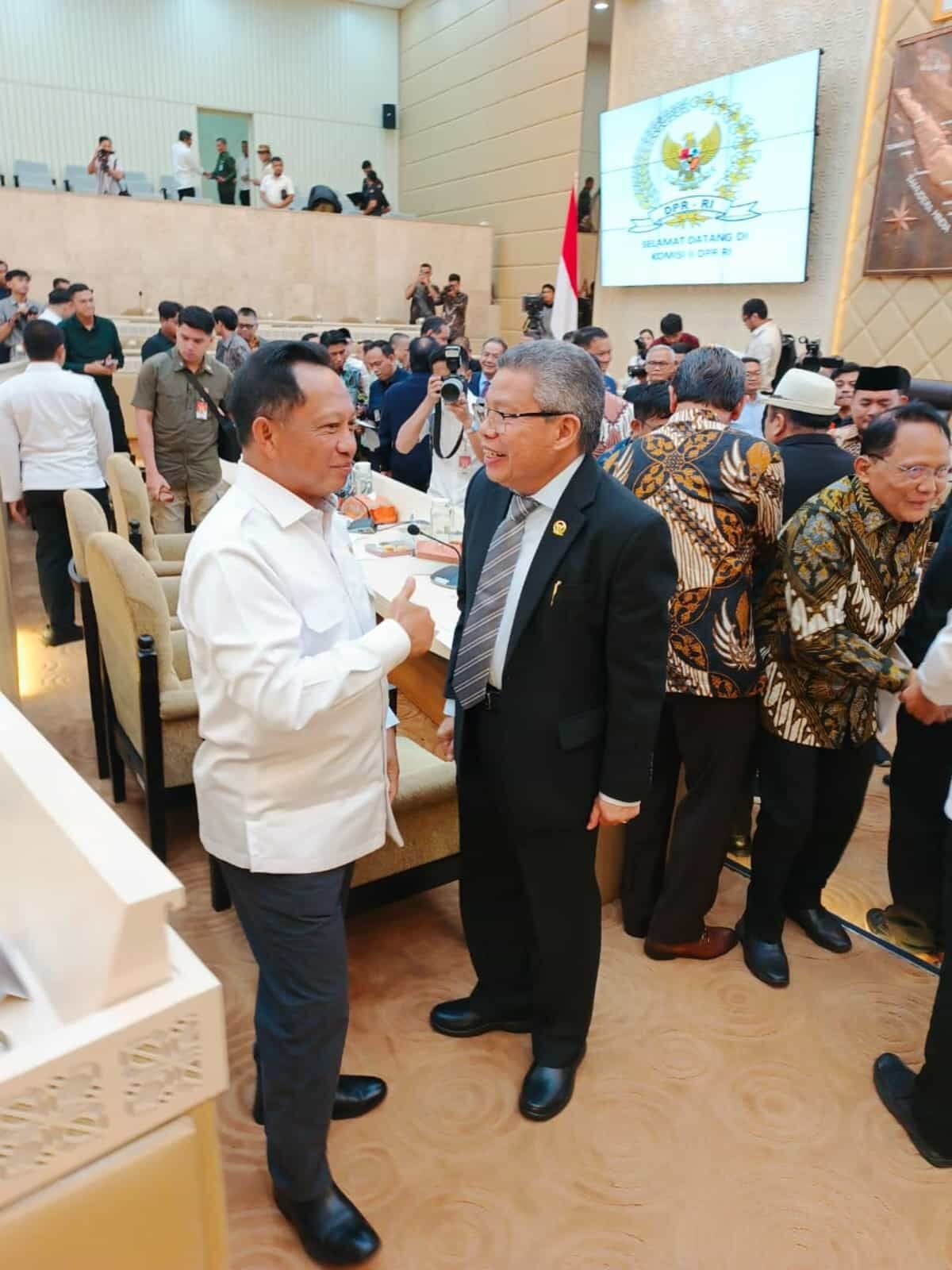 IST
BINCANG LEPAS--Legislator Golkar yang juga Anggota Komisi II DPR RI Dr Taufan Pawe berbincang lepas dengan Kemendagri usai menghadiri RDP 
