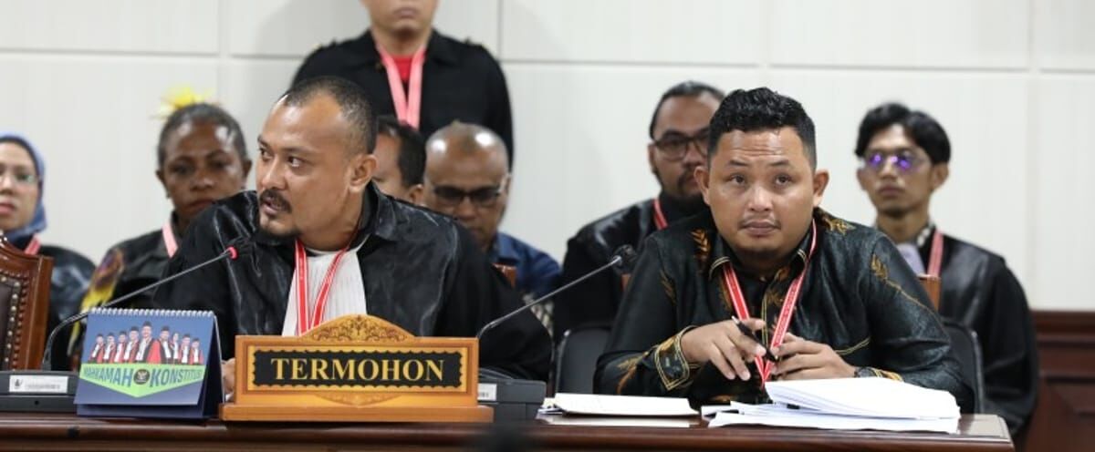 IST
BERI KETERANGAN--Termohon didampingi kuasa hukum Ilham Hidayat didampingi Komisioner KPU Jeneponto Kordiv Hukum memberi keterangan dalam sidang lanjutan Perkara Nomor 232/PHPU.BUP-XXIII/2025 PHPU di hadapan Majelis Hakim Panel 2 yang dipimpin Wakil Ketua MK Saldi Isra dengan didampingi Hakim Konstitusi Ridwan Mansyur dan Hakim Konstitusi Arsul Sani, di Ruang Sidang Gedung II MK. Jumat (24/1). 
