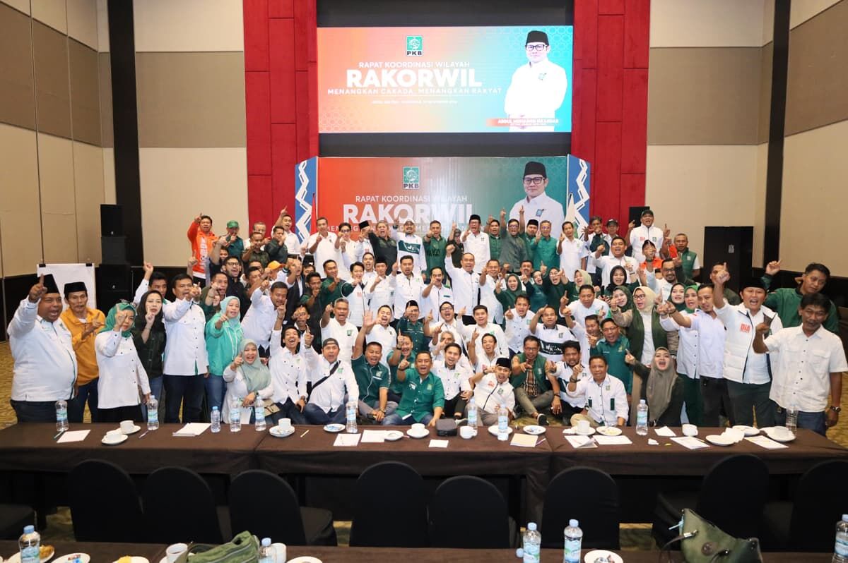 IST
BERSAMA PENGURUS--Ketua DPW PKB Sulsel Azhar Arsyad bersama pengurus dalam sebuah kegiatan beberapa waktu lalu
