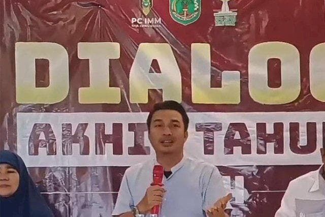 IST
PAPARKAN PROSPEK dan TANTANGAN--Calon bupati Lutra terpilih Andi Abdullah Rahim memaparkan prospek dan tantangan pembangunan ekonomi dalam dialog akhir tahun, di Yum-Yum Sentra Bisnis, Masamba, Selasa (31/12)

