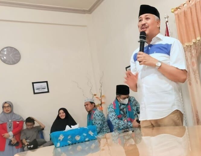 IST
LEPAS KEBERANGKATAN--Calon bupati Pinrang terpilih selaku Ketua IPHI Kabupaten Pinrang H Andi Irwan Hamid melepas keberangkatan 40 jamaah umroh melalui PT. Arafah Farhana Wisata (AFW), Rabu (1/1)
