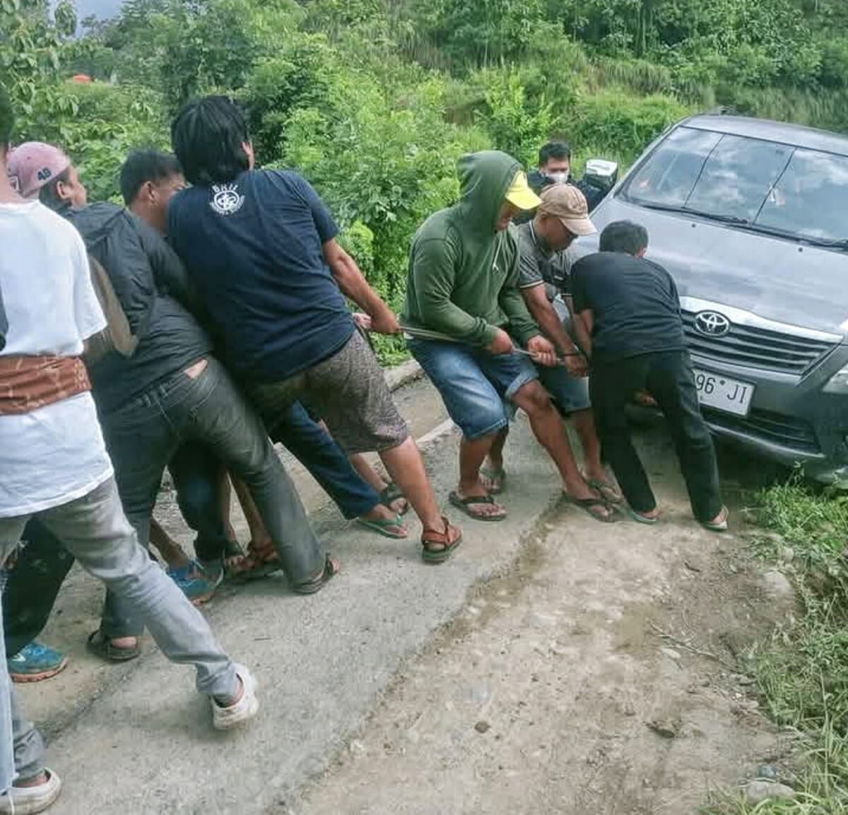 IST
TAK KUNJUNG DIPERBAIKI--Anggota DPRD Tana Toraja dari Fraksi Golkar Agustinus Patinggi prihatin dengan jalan poros Bua Kayu tidak kunjung diperbaiki meskipun sudah banyak korbannya
