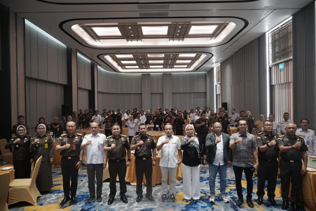 IST
RAKOR PENDAMPINGAN--Ketua KPU Provinsi Sulawesi Selatan Dr Hasbullah dan jajaran komisioner lainnya bersama Kajati Sulsel dan Kajari dari 10 kabupaten/kota di Sulsel mengikuti Rakor pendampingan penyelesaian PHP di Hotel Hyatt Place Makassar, Senin (6/1).
