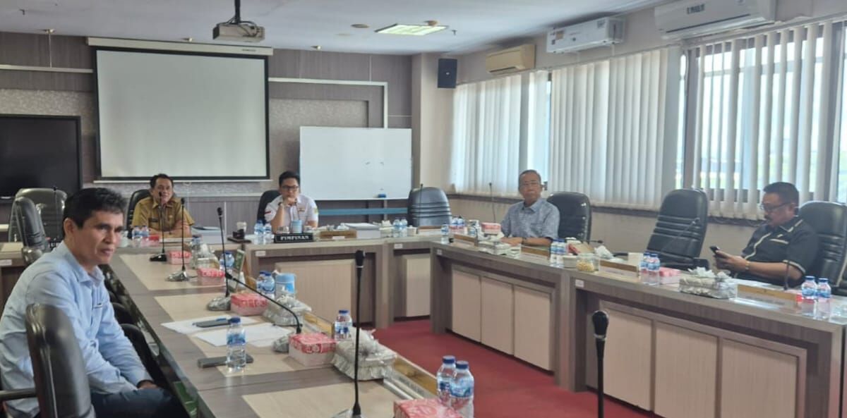 IST
GELAR RDP--Anggota Komisi C DPRD Sulsel yang membidangi Keuangan menggelar RDP dengan Kepala Kanwil Direktorat Jenderal Pajak Sulsel, Barat, dan Tenggara, Ketua HMJ Penjakesrek FIKK UNM, Ketua HMI Cabang Makassar, dan Kepala Badan Pendapatan Daerah Sulawesi Selatan, Senin (6/1)
