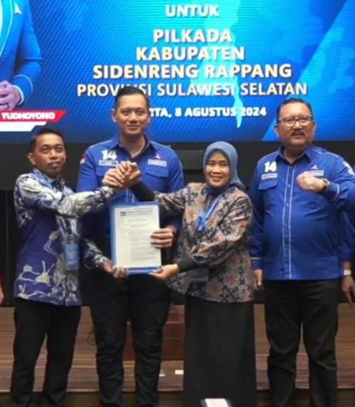 IST
BERSAMA NURKANAAH--Sekretaris DPW Nasdem Sulsel Syaharuddin Alrif bersama Nurkanaah ketika menerima rekomendasi dari ketua umum DPP Partai Demokrat Agus Harimurti Yudhoyono disaksikan Ketua DPD Demokrat Sulsel Ni'matullah Erbe 