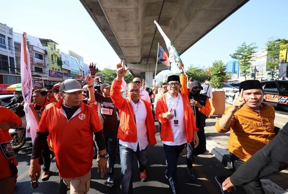 IST
BERJALAN BERSAMA PENDUKUNG--Paslon gubernur dan wakil gubernur Sulsel Mohammad Ramdhan Pomanto-Azhar Arsyad berjalan bersama pendukungnya ketika melakukan kampanye beberapa waktu lalu
