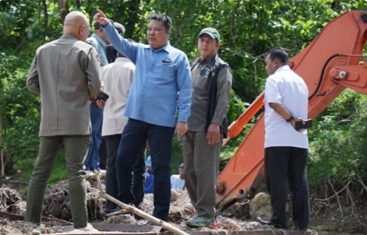 IST
BERI PENJELASAN--Direktur PAM Tirta Karajae Parepare Andi Firdaus Djollong (menunjuk) memberikan penjelasan kepada Wakil Ketua I serta pimpinan dan Anggota Komisi III DPRD Parepare yang meninjau ke IPA PAM Tirta Karajae, Senin (6/1).