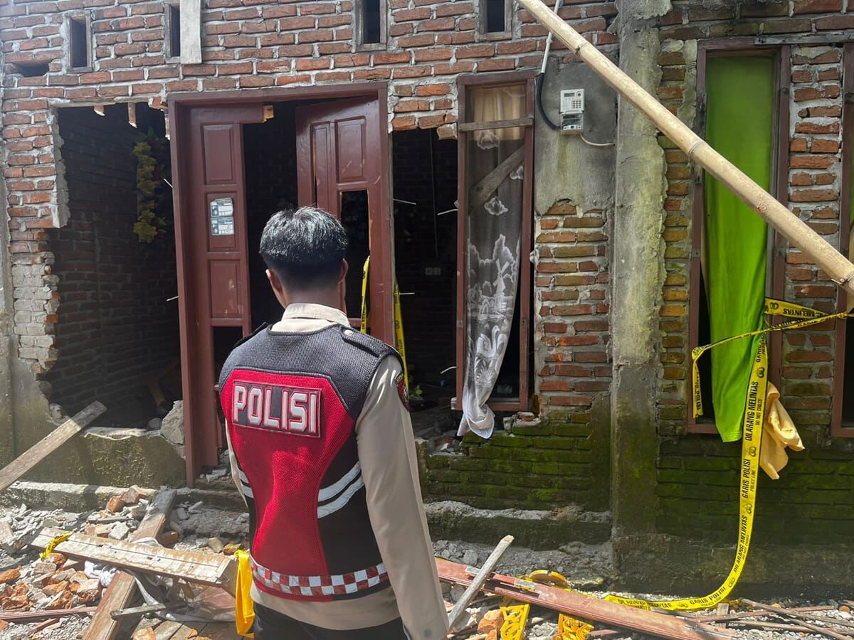 IST
DIRUSAK MASSA--Kondisi rumah pelaku pelecehan seksual yang rusak akibat amukan massa. 
