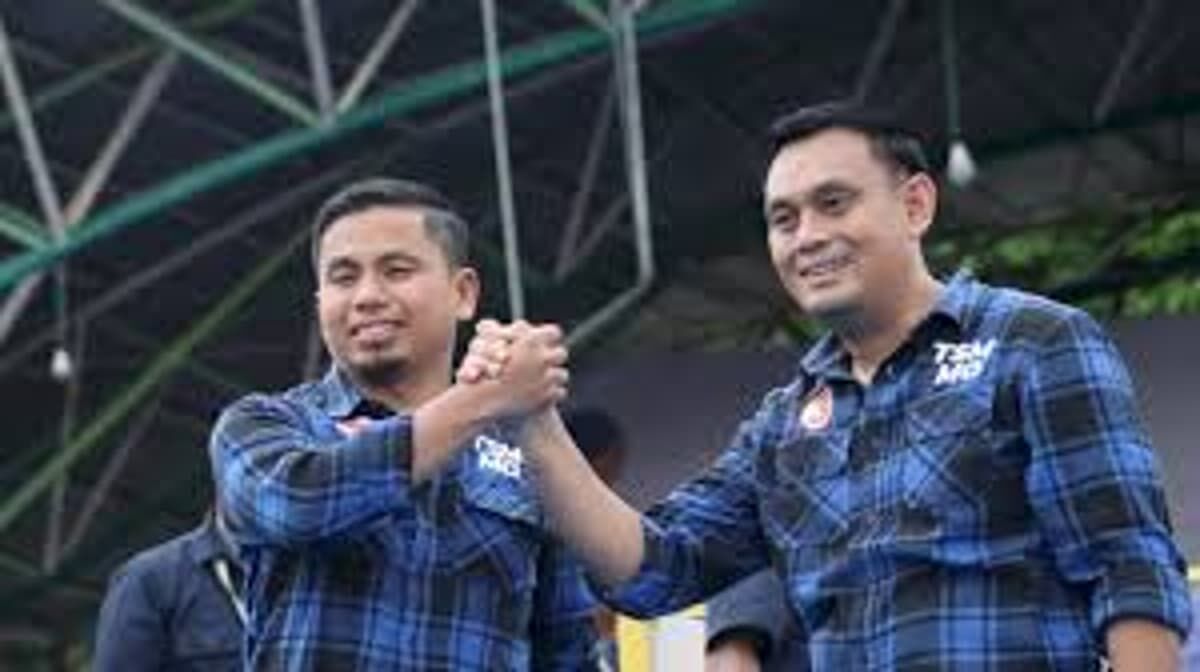 IST
SALAM KOMANDO--Pasangan calon wali kota Parepare terpilih Tasming Hamid-Hermanto salam komando usai menjadi pemenang di Pilwali Parepare 
