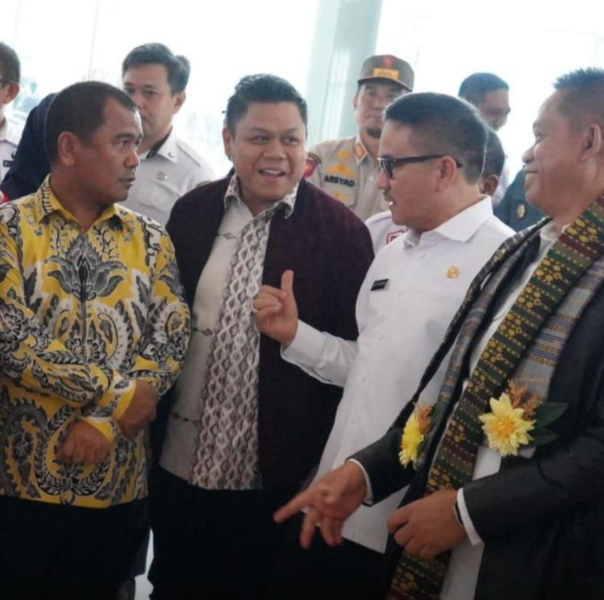 IST
BERBINCANG--Legislator Gerindra yang juga Wakil Ketua DPRD Sulsel berbincang dengan Sekda Jufri Rahman dan Pj Gubernur Sulsel Prof. Fadjry Djufry disaksikan legislator Golkar yang juga Wakil Ketua DPRD Sulsel Rahman Pina
