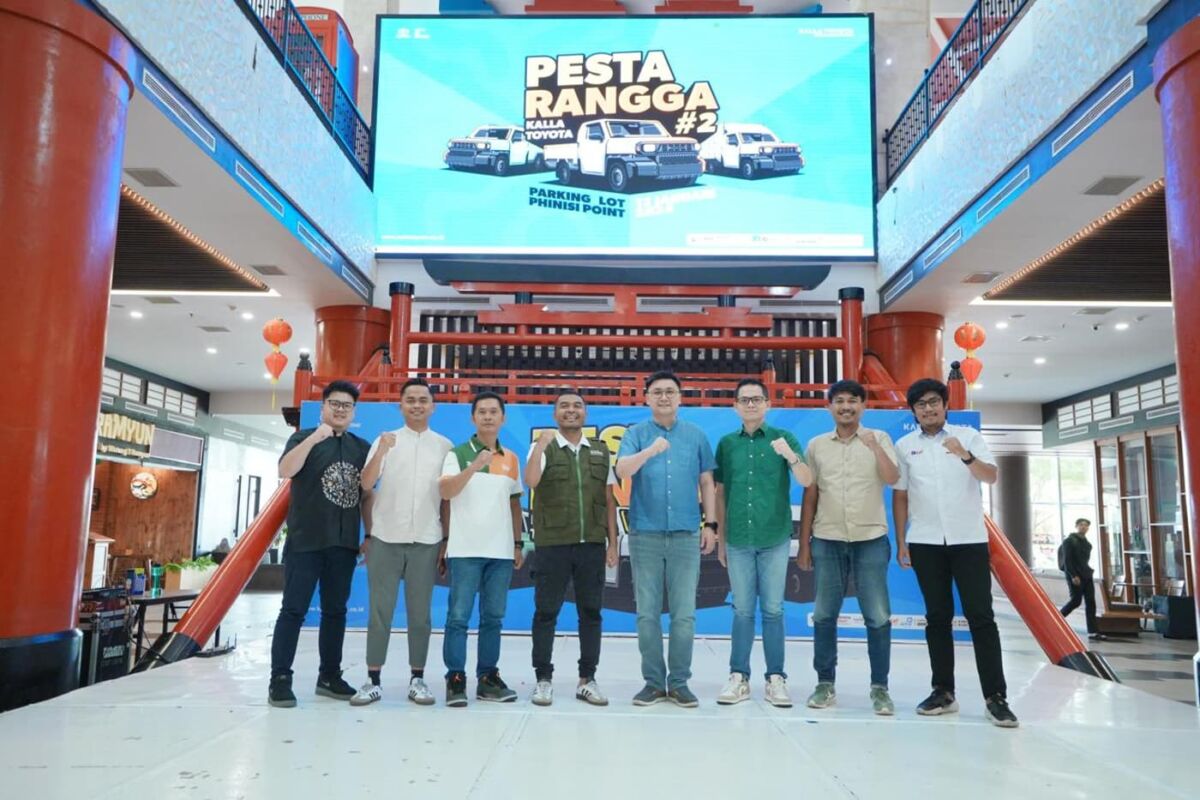 ALL NEW HILUX -- Suliadin selaku Marketing General Manager Kalla Toyota (empat dari kiri) dan Andyka Susanto selaku West Regional General Manager Kalla Toyota (empat dari kanan) foto bersama para mitranya usai menggelar jumpa pers terkait All New Hilux.