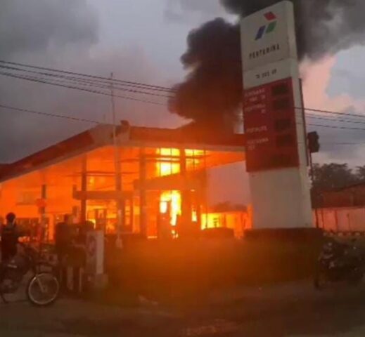 Mobil Isi BBM Picu Kebakaran di SPBU Wajo