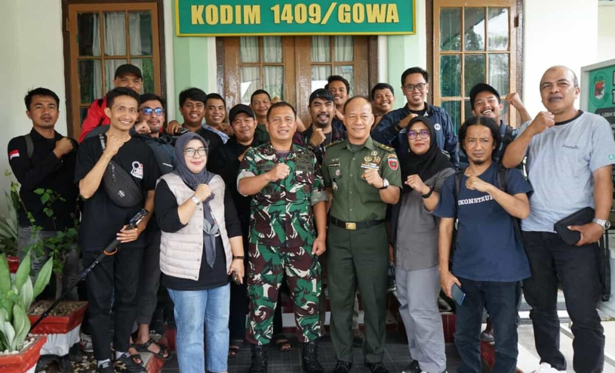 BERSAMA -- Dandim 1409 Gowa, Letkol Inf Heri Kuswanto dan Kasdim, Mayor Inf M Yuliansyah, bersama para jurnalis di Gowa. 
