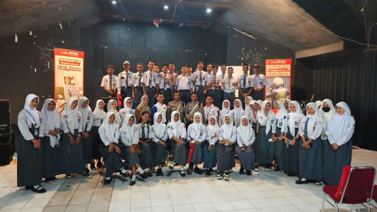 CARI_AMAN -- Para siswa dan siswi SMK Negeri 2 Gowa foto bersama dengan tim safety riding Asmo Sulsel di sela edukasi safety riding ke sekolah tersebut untuk Cari_Aman.
