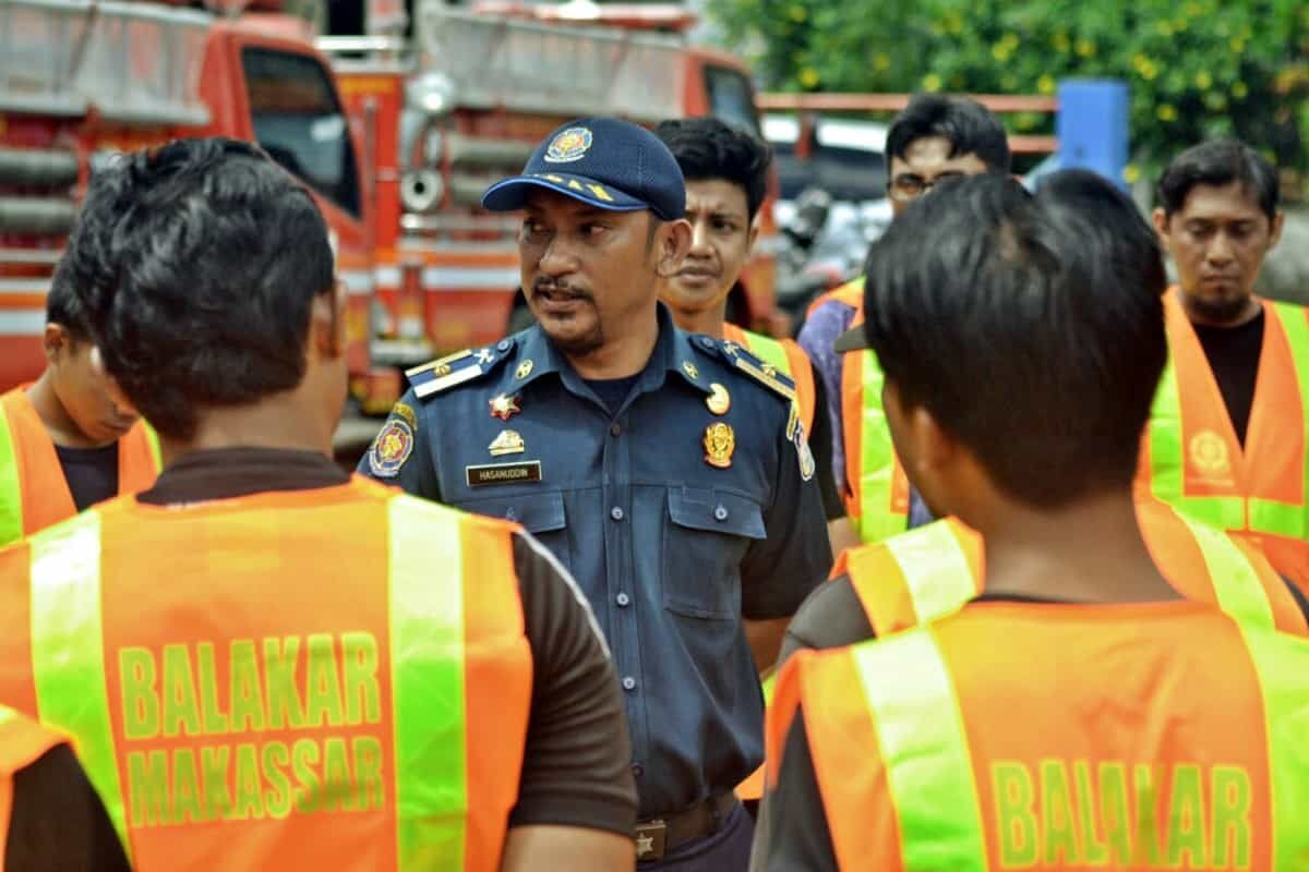 ist
ARAHAN--Ketum APKARI yang juga Kadis Damkarmat Kota Makassar, Hasanuddin, memberi arahan ke personel untuk memperkuat langkah pencegahan dan mitigasi kebakaran.
