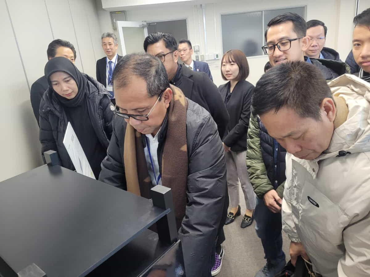 ist
KUNJUNGI--Wali Kota Makassar, Mohammad Ramdhan Pomanto mengunjungi teknologi Dekarbonisasi terbaru di Osaka, Jepang, Jumat (24/1).
