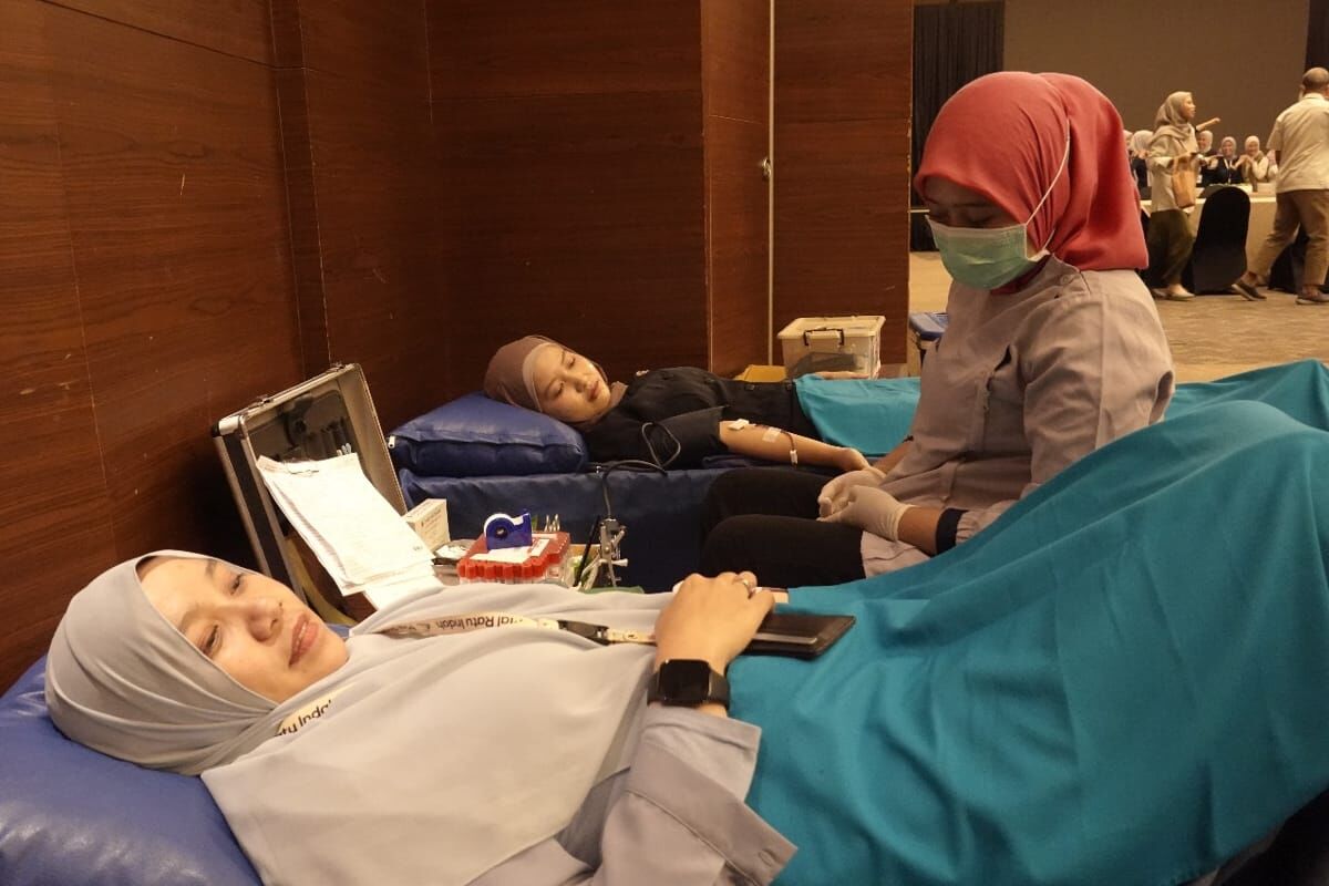 DONOR DARAH -- Para karyawan Wisma Kalla sedang melakukan donor darah dalam rangka turut memeriahkan HUT ke-15 Wisma Kalla Makassar.
