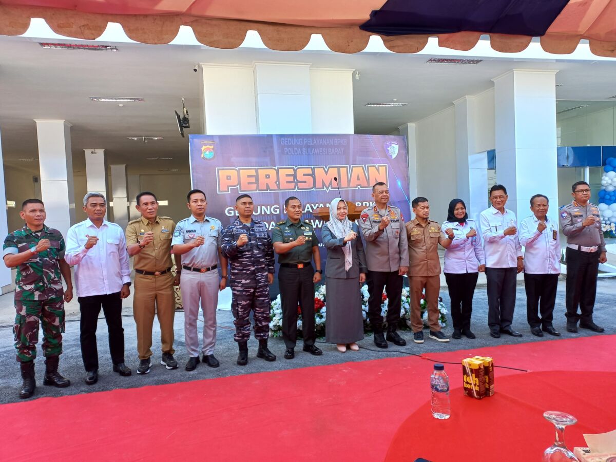 PERESMIAN -- Ketua DPRD Provinsi Sulawesi Barat, Dr Hj Amalia Fitri (tengah), bersama Kapolda Sulawesi Barat, Irjen Pol R Adang Ginanjar, dan unsur Forkompinda lainnya, foto bersama di sela melakukan peresmian gedung pelayanan BPKB Polda Sulawesi Barat.