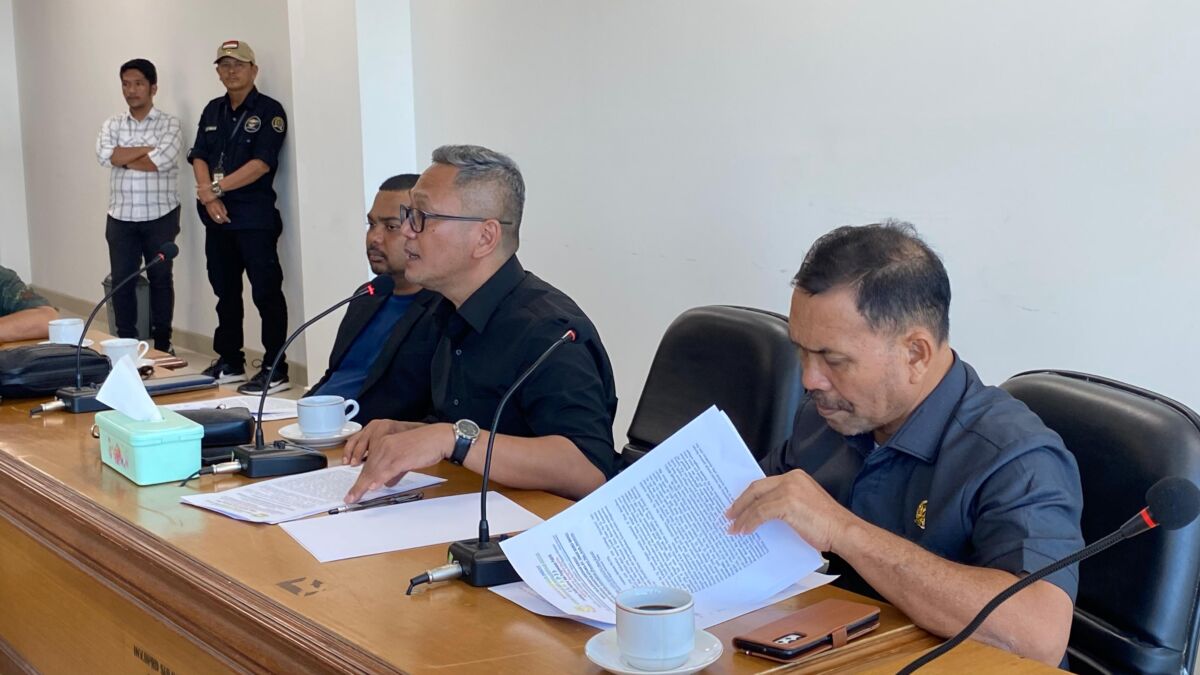 PIMPIN -- Ketua Komisi I DPRD Provinsi Sulawes Barat, H Irwan SP Pababari didampingi Sekretaris Komisi H Haluddin, saat memimpin rapat dengar pendapat umum terkait adanya pengaduan dari masyarakat.