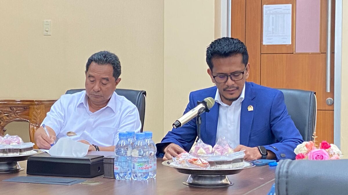KATA PENGANTAR -- Wakil Ketua DPRD Provinsi Sulawesi Barat, Munandar Wijaya (jas biru) didampingi Pj Gubernur Sulawesi Barat sedang menyampaikan kata pengantar.