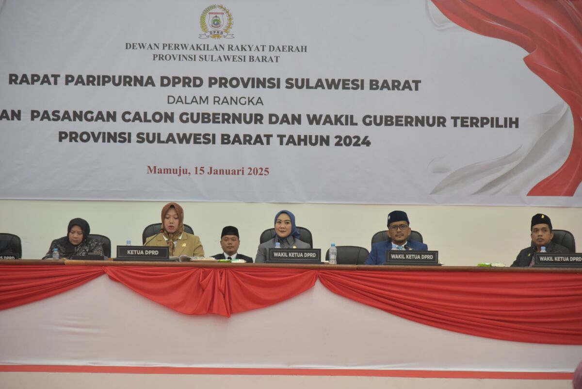 PIMPIN RAPAT -- Ketua DPRD Provinsi Sulawesi Barat, Hj Amalia Putri, didampingi unsur pimpinan saat memimpin rapat paripurna.