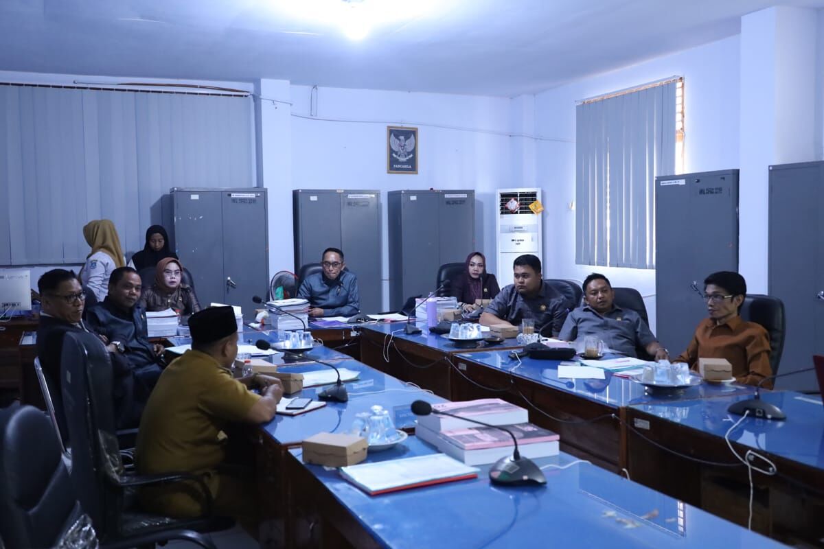 IST
KULITI KINERJA--Legislator PKB selaku Wakil Ketua DPRD Kabupaten Bulukumba, Fahidin HDK, "menguliti" kinerja semua organisasi perangkat daerah (OPD) di Gedung DPRD Bulukumba, Senin (20/1)

