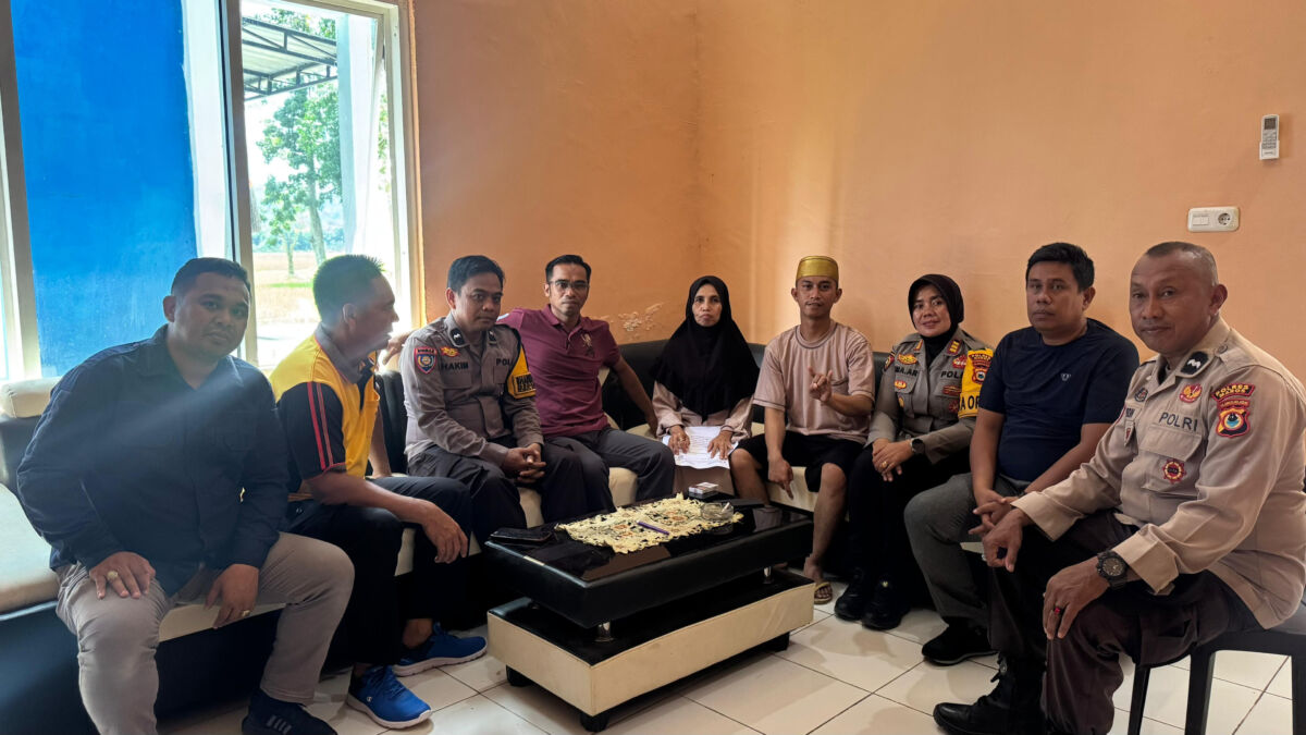 PEMERIKSAAN -- Tersangka AW (25) (empat dari kanan) yang diduga ODGJ didampingi orangtuanya saat menjalani pemeriksaan personel kepolisian                                                                                        
