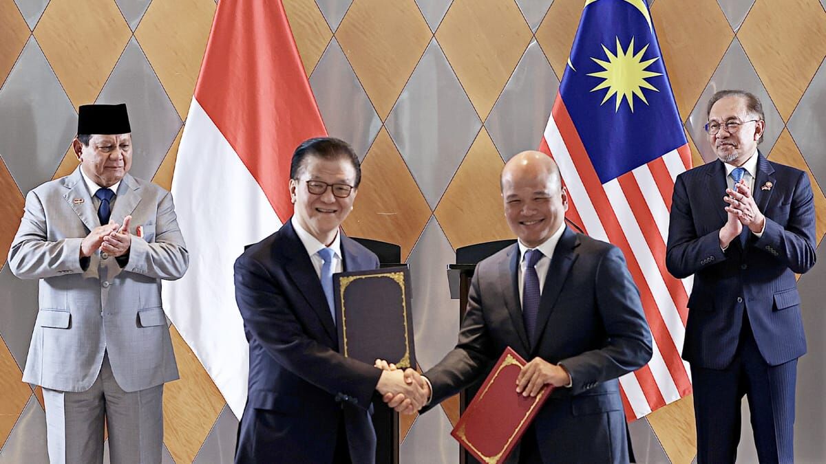 KERJA SAMA -- Perwakilan Axiata Group dan Sinar Mas saling bersalaman usai menandatangani perjanjian kerja sama disaksikan Presiden RI, Prabowo Subianto dan PM Malaysia, Dato' Seri Anwar Ibrahim.