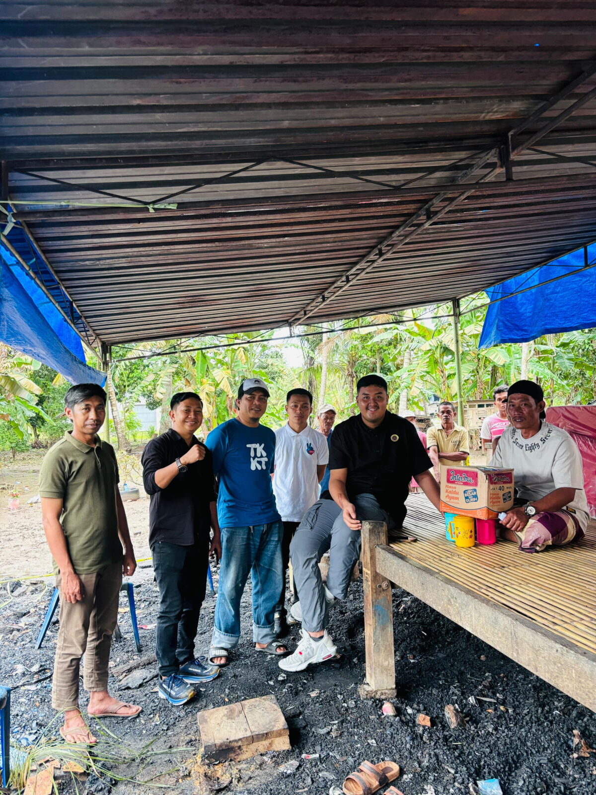 BANTUAN -- Ketua Karang Taruna Kabupaten Pinrang, Andi Ichsan Aswad Putra Irwan bersama pengurus lainnya menyerahkan bantuan kepada warga terdampak bencana di Libukang, Kecamatan Tiroang Kabupaten Pinrang, Selasa (31/12).
