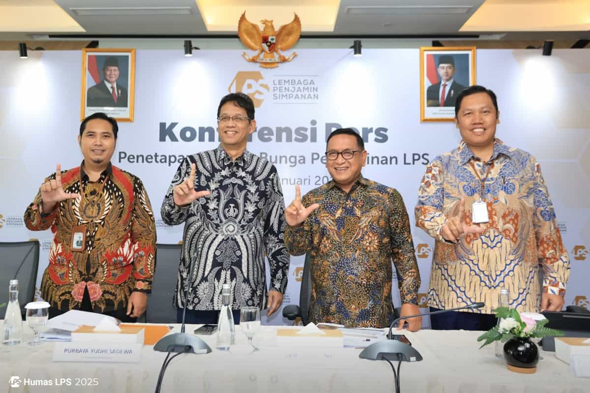 LPS -- Ketua Dewan Komisioner LPS, Purbaya Yudhi Sadewa (dua dari kiri), foto bersama para komisioner LPS lainnya usai menggelar jumpa pers di Jakarta, Kamis (23/1).

