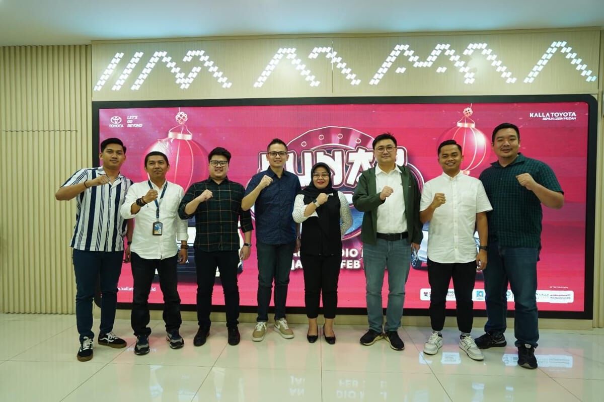 LUNAR FEST -- Andyka Susanto selaku West Regional General Manager Kalla Toyota (tiga dari kanan) dan Amelia Amin selaku Marketing Manager Kalla Toyota (empat dari kanan), foto bersama dengan tim pembiayaan dalam rangka menyukseskan Lunar Fest.
