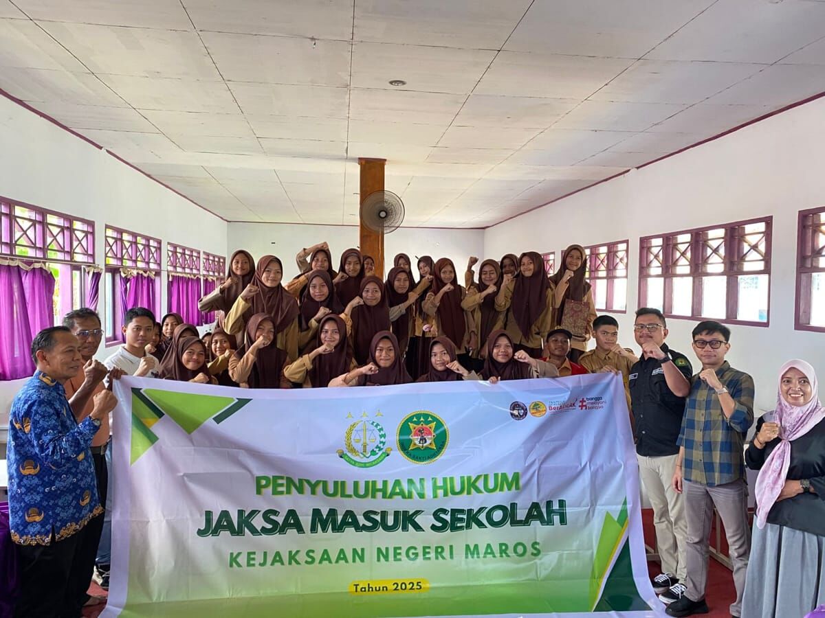 MASUK SEKOLAH -- Para pelajar SMPN 18 Lau, Kabupaten Maros, foto bersama tim Jaksa Masuk Sekolah saat menggelar kegiatan.
