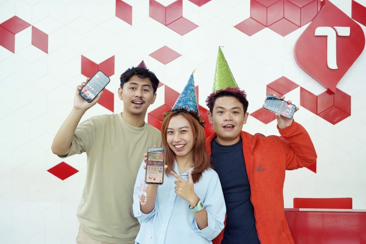 NARU -- Keseruan kaum milenial dalam memanfaatkan beragam layanan dari Telkomsel di momen Natal 2024 dan Tahun Baru 2025.
