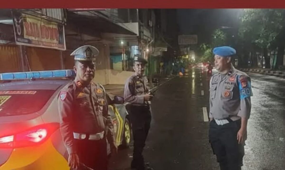 OPERASI -- Personel Polsek Bontoala yang melaksanakan operasi Kegiatan Rutin Yang Ditingkatkan di wilayah hukum Polsek Bontoala. 
