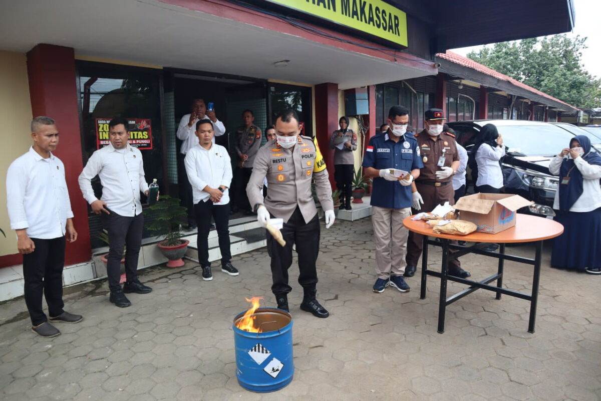 IST
BAKAR -- Kapolres Pelabuhan Makassar, AKBP Restu Wijayanto, membakar narkotik jenis sabu dan ganja di depan kantor Mapolres Pelabuhan Makassar. 
