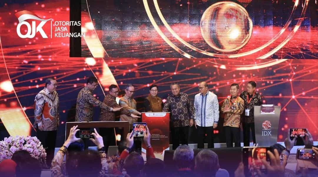 PEMBUKAAN -- Ketua Dewan Komisioner OJK, Mahendra Siregar (empat dari kiri) dan Menteri Keuangan RI, Ari Mulyani (tengah) menekan tombol sebagai tanda pembukaan Pasar Modal Indonesia.